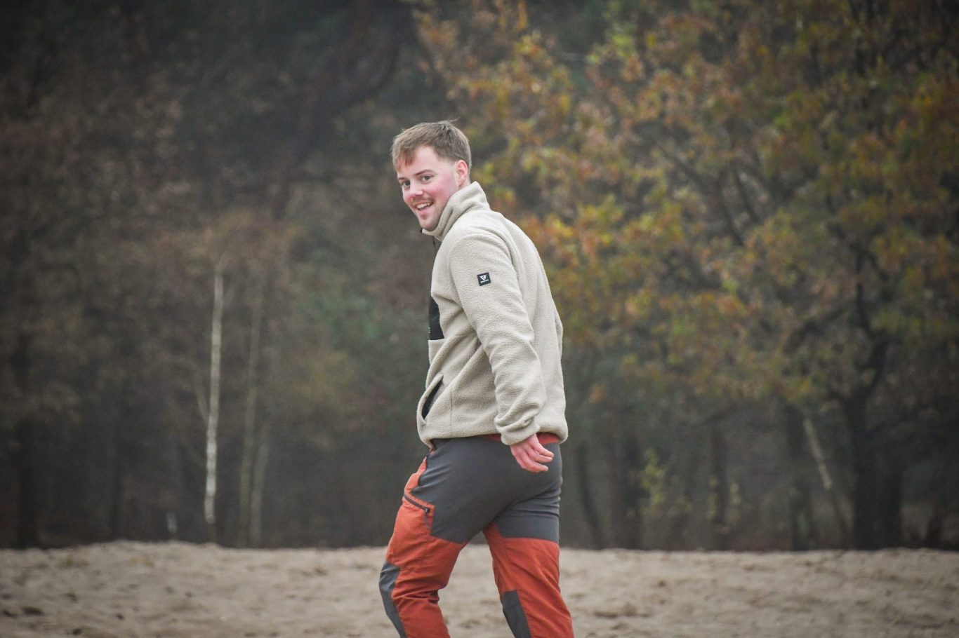 Luchtfoto/overzicht van het uitlaatgebied: omheind terrein, groene weides en bomenrijen.